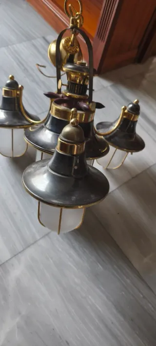 Lámpara estilo barco dorada y negra