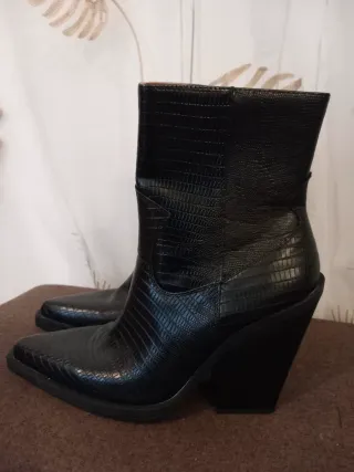 Botines efecto piel tacón alto