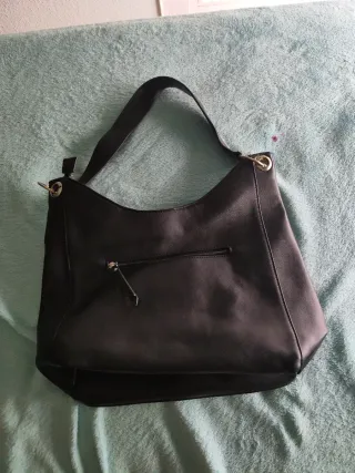 Bolso negro de piel sintética