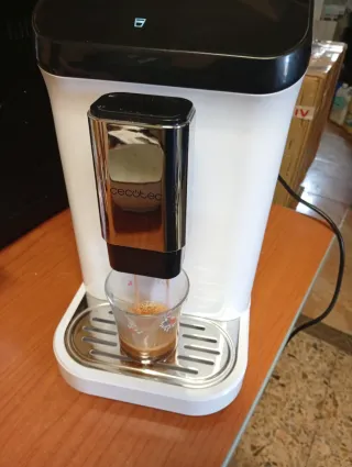 Cafetera Cecotec Cremmaet machia Blanca