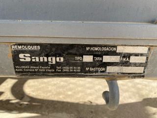 Remolque gris con tapa