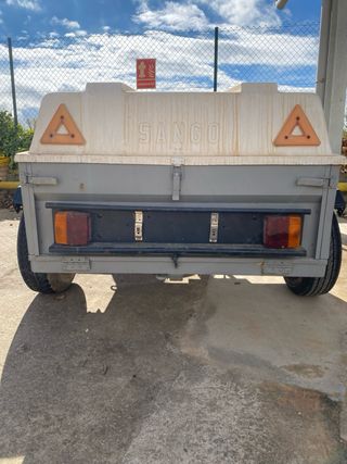 Remolque gris con tapa