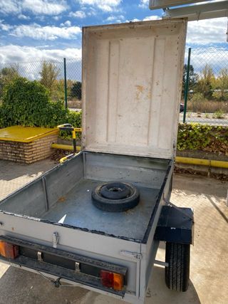 Remolque gris con tapa