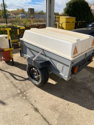 Remolque gris con tapa