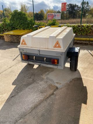 Remolque gris con tapa