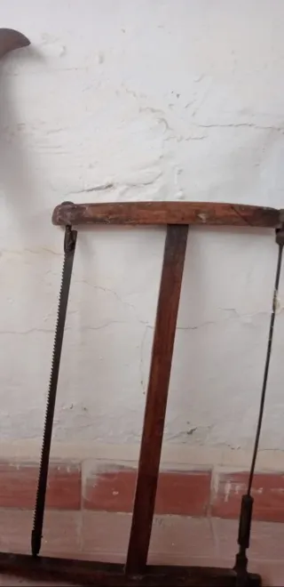 Sierra de mano antigua de madera