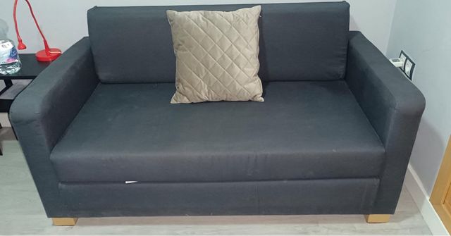 Sofá de tela negro con opciones de ser sofa cama