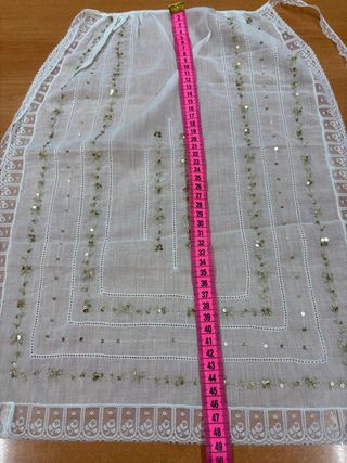 Manteleta bebe batista blanca bordado oro