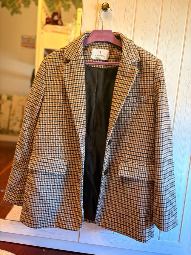 Chaqueta Stradivarius cuadros beige y marrón