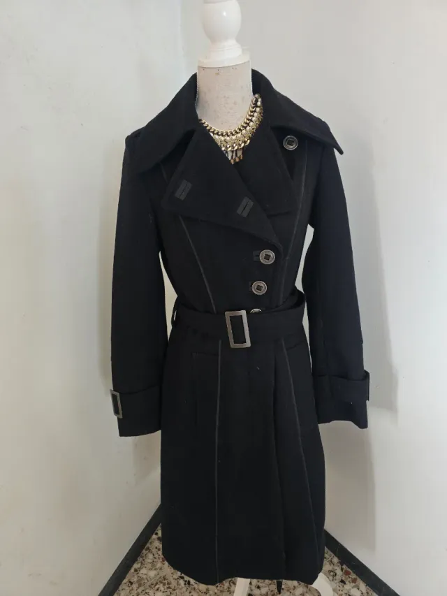 Abrigo 3/4 estilo militar negro con forro interior