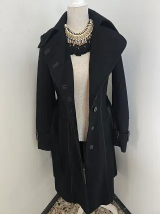 Abrigo 3/4 estilo militar negro con forro interior