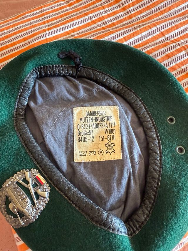 Gorra militar verde con insignia