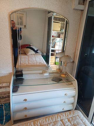 Cómoda y espejo dorado y blanco lacada gran calida