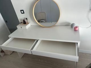 Escritorio blanco con 2 cajones