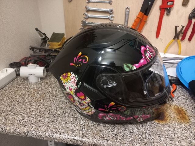 Venta urgente Casco de moto negro con diseño