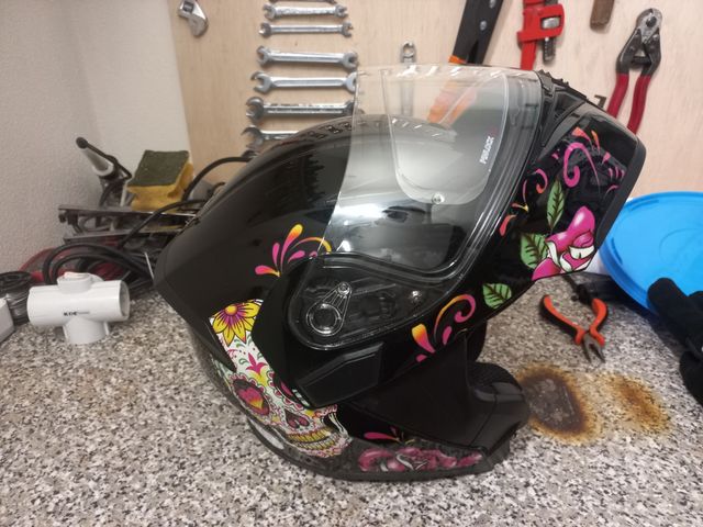 Venta urgente Casco de moto negro con diseño