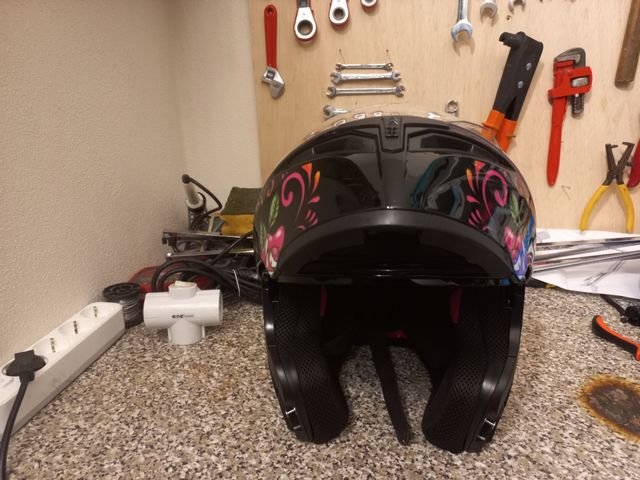 Venta urgente Casco de moto negro con diseño