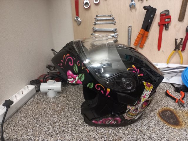Venta urgente Casco de moto negro con diseño