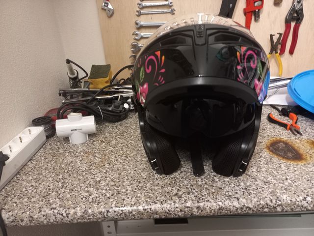 Venta urgente Casco de moto negro con diseño