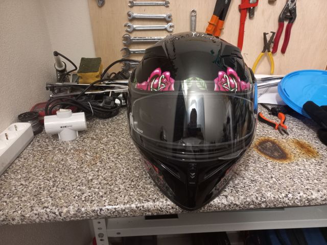 Venta urgente Casco de moto negro con diseño