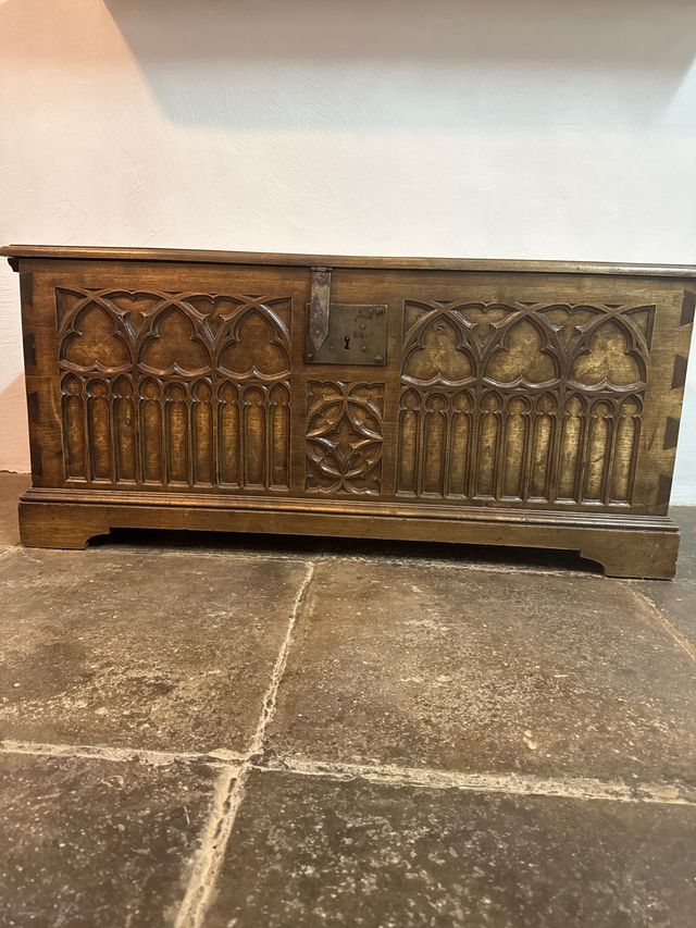 Baúl de madera tallada estilo gótico