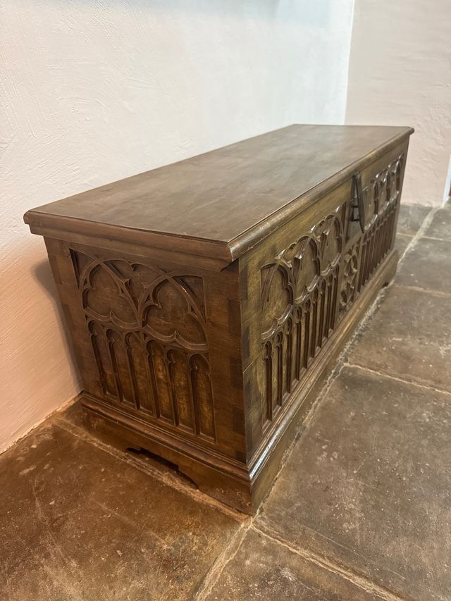 Baúl de madera tallada estilo gótico