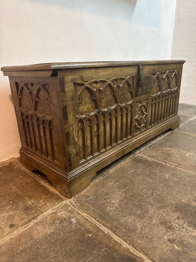 Baúl de madera tallada estilo gótico