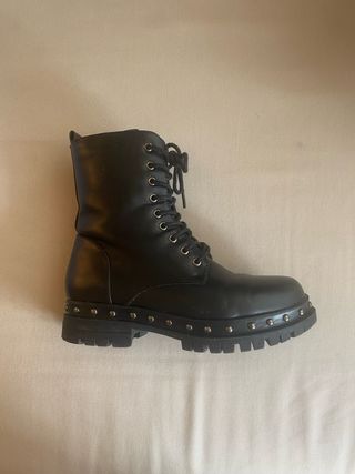 Botines negros con tachuelas