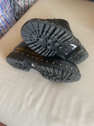 Botines negros con tachuelas