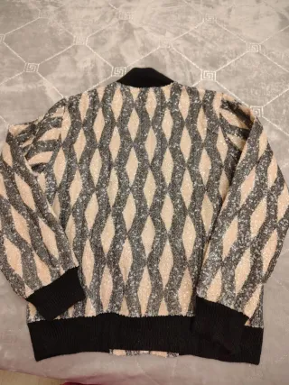 Chaqueta bomber brillante color maquillaje y negro