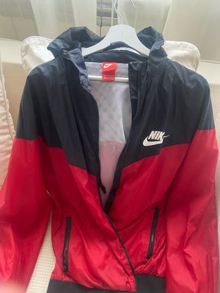 Cazadora Nike Negra y Roja