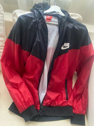 Cazadora Nike Negra y Roja