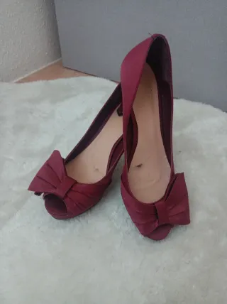 Zapatos de tacón rojos con lazo