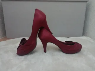 Zapatos de tacón rojos con lazo