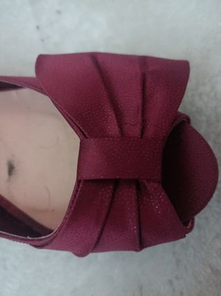 Zapatos de tacón rojos con lazo