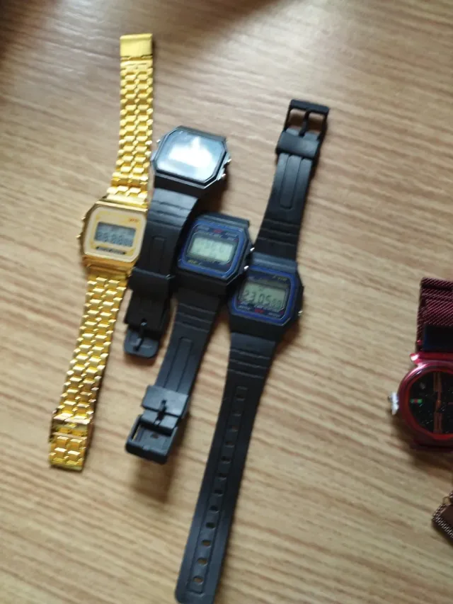 Lote 4 Relojes Hombre Digitales,5 euros todos
