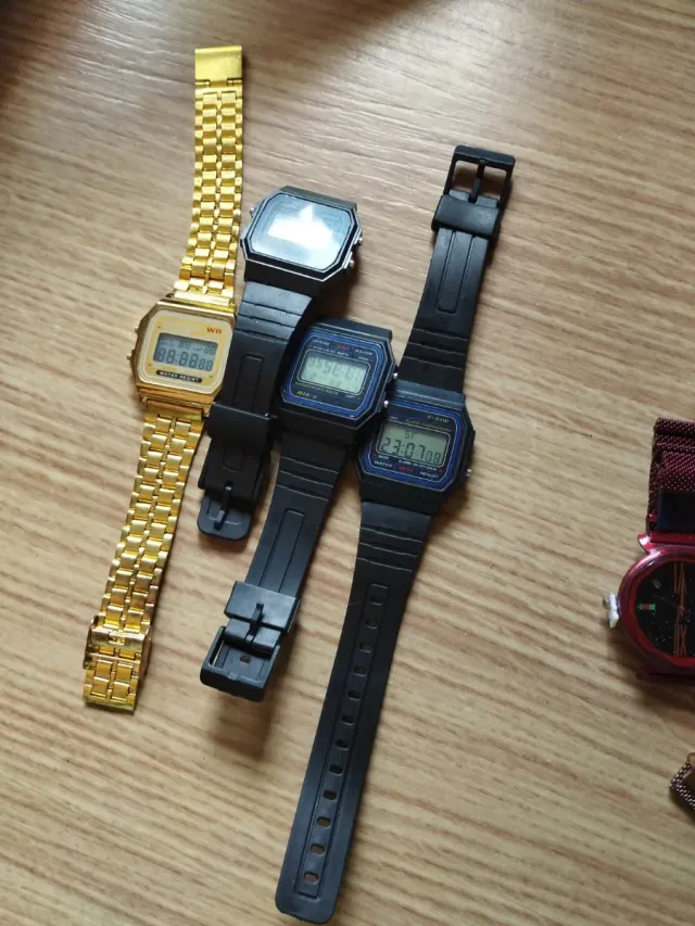 Lote 4 Relojes Hombre Digitales,5 euros todos