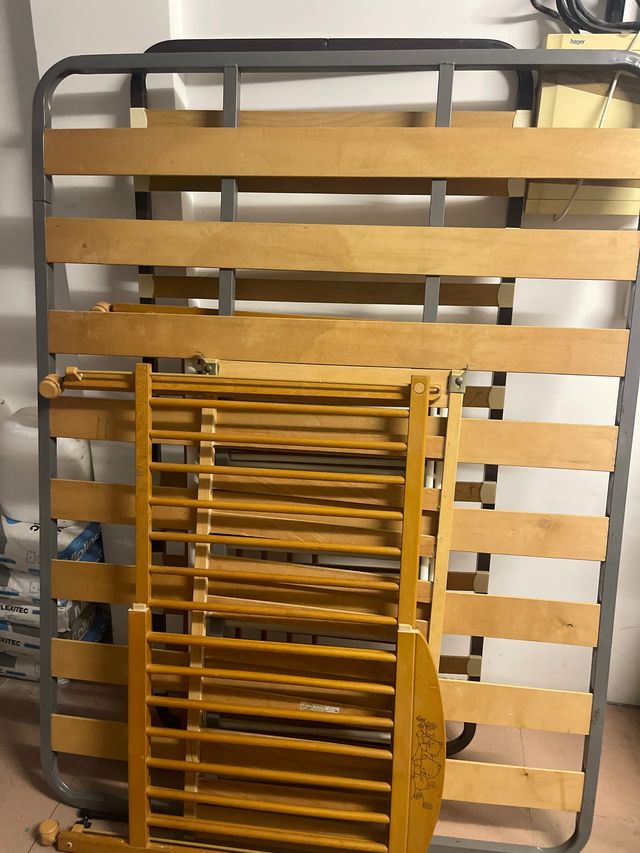 Cuna y 2 somieres de madera