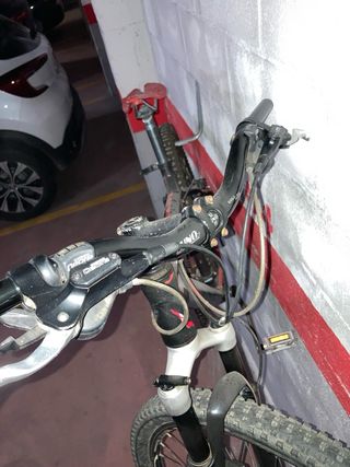 Bicicleta de Montaña Negra y Roja