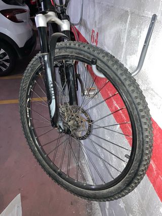 Bicicleta de Montaña Negra y Roja