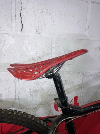 Bicicleta de Montaña Negra y Roja