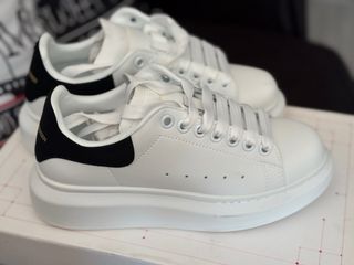 Sneakers bianche e nere Alexander McQueen