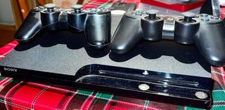 PS3 Slim con 2 mandos y 8 juegos