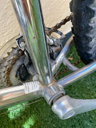 Bicicleta de montaña plateada