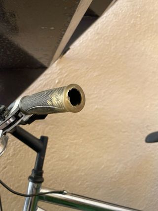 Bicicleta de montaña plateada