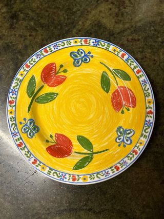 Plato decorativo amarillo con flores