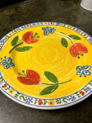 Plato decorativo amarillo con flores
