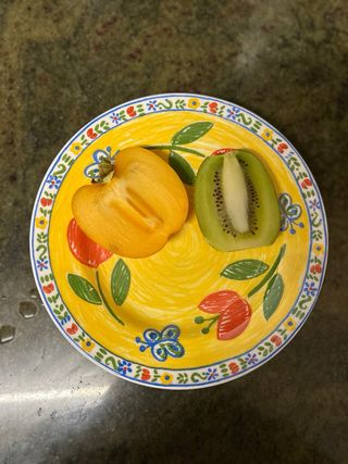 Plato decorativo amarillo con flores