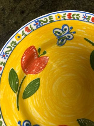 Plato decorativo amarillo con flores