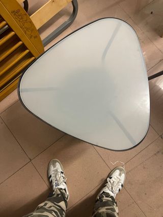 Mesa auxiliar triangular cristal y metal